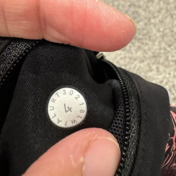 Lululemon Speed Up Short *2.5" Infinity Speed Up Short Glossy Black Size 4 EUC - Picture 5 of 5